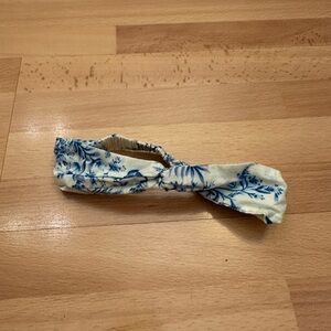💜3/$10 NWOT Floral Blue and White Kids Hairband. Faux Knot Or Twist At The Top.